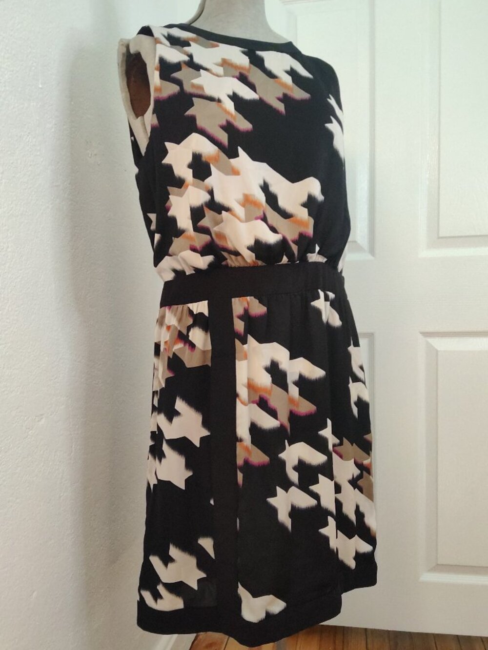 Trina Turk 12 Silk Dress Black White Tan Houndstooth Graphic Pattern NWT